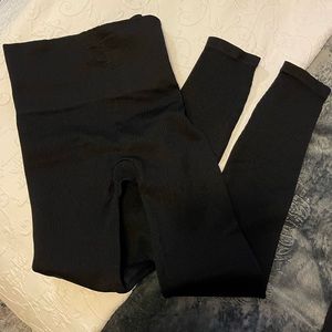 2 pairs of spanx look at me leggings